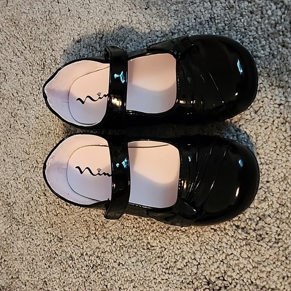 Nina size 10M black patent shoes with velcro strap - Picture 1 of 8